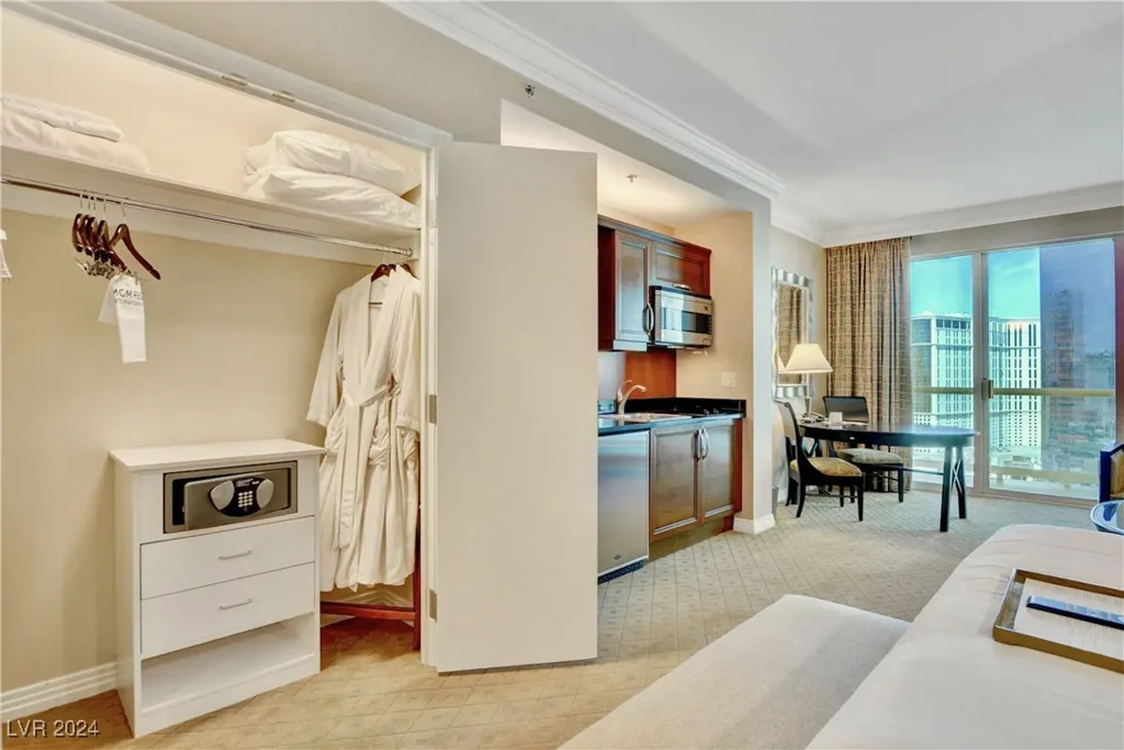 125 Harmon, Las Vegas, NV 89109