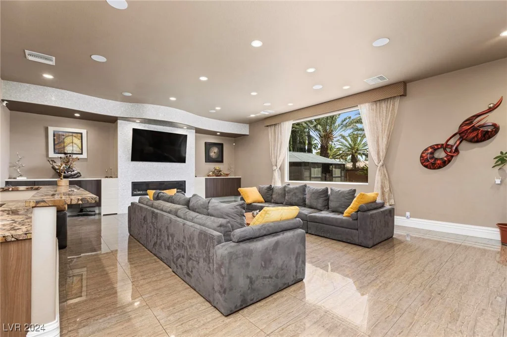 1504 Castle Wall, Las Vegas, NV 89117