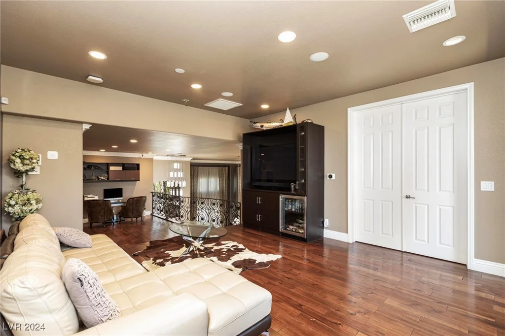 1504 Castle Wall, Las Vegas, NV 89117