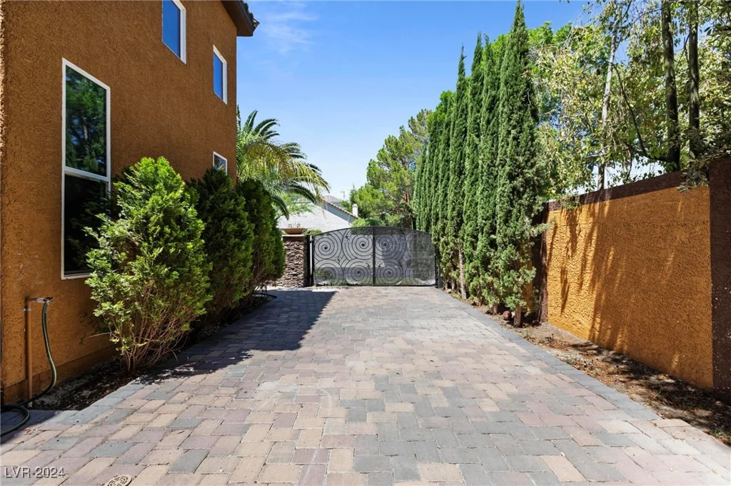 1504 Castle Wall, Las Vegas, NV 89117