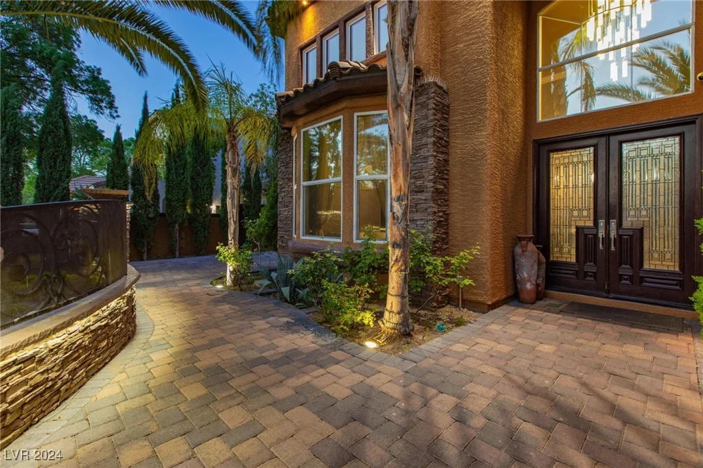 1504 Castle Wall, Las Vegas, NV 89117