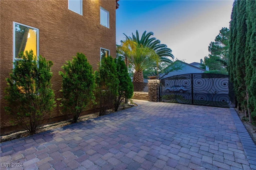 1504 Castle Wall, Las Vegas, NV 89117