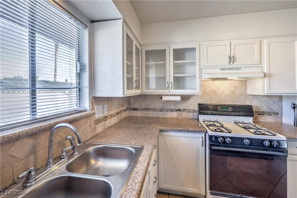 2016 Embrey, Las Vegas, NV 89106