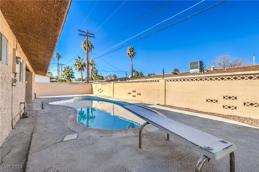 2016 Embrey, Las Vegas, NV 89106