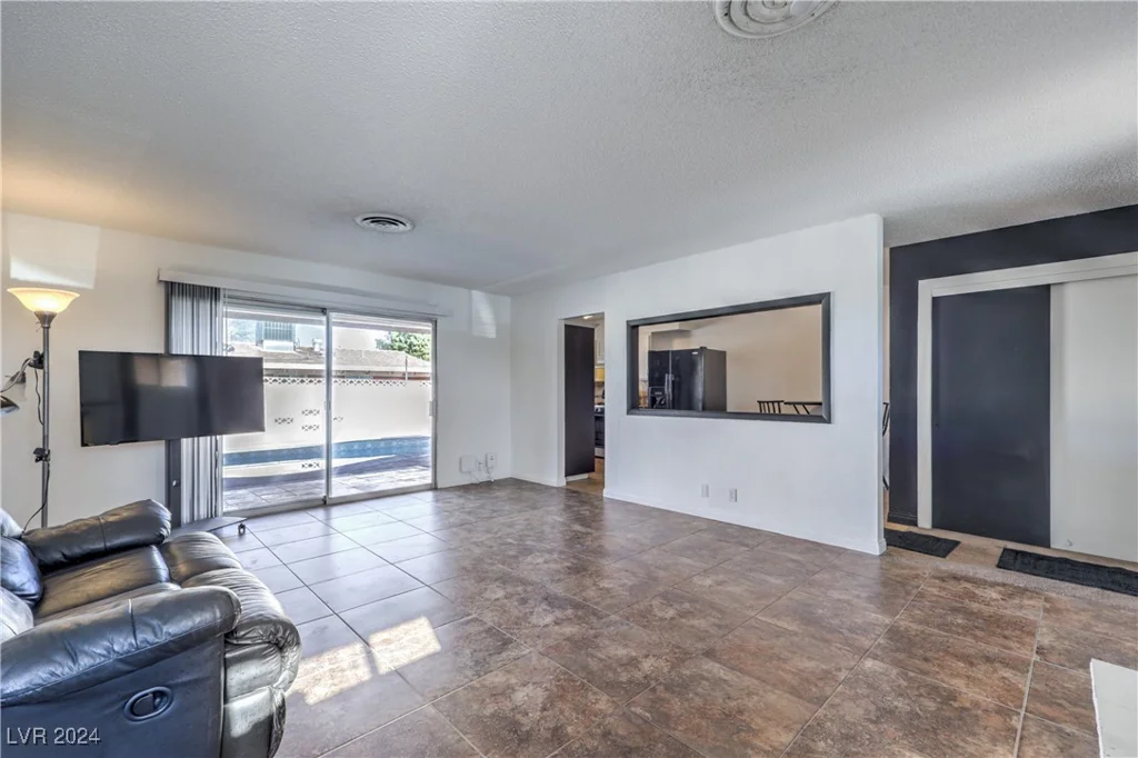 2016 Embrey, Las Vegas, NV 89106