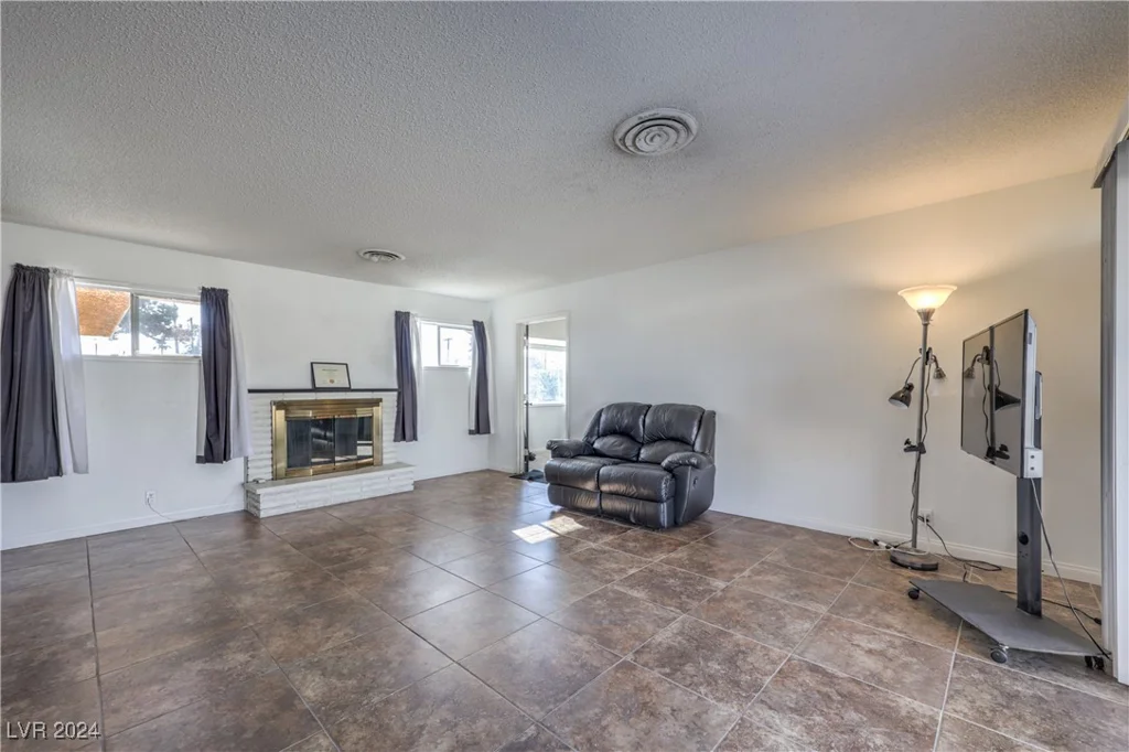2016 Embrey, Las Vegas, NV 89106