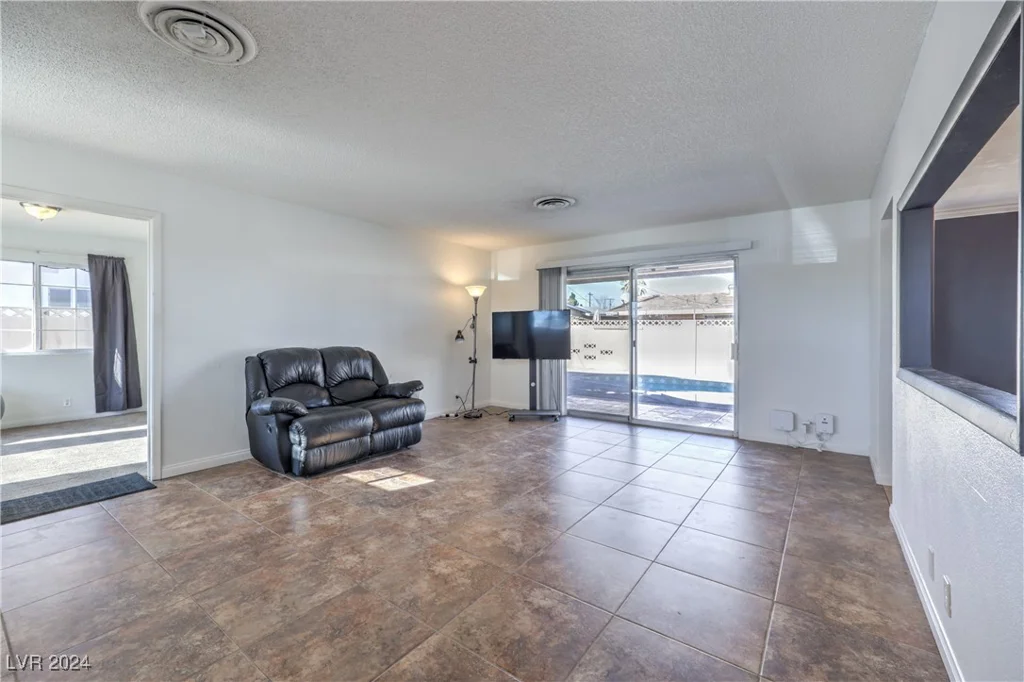 2016 Embrey, Las Vegas, NV 89106