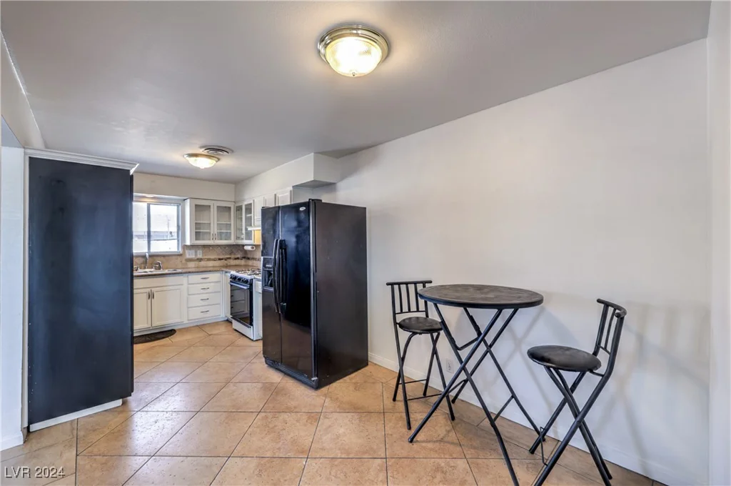 2016 Embrey, Las Vegas, NV 89106