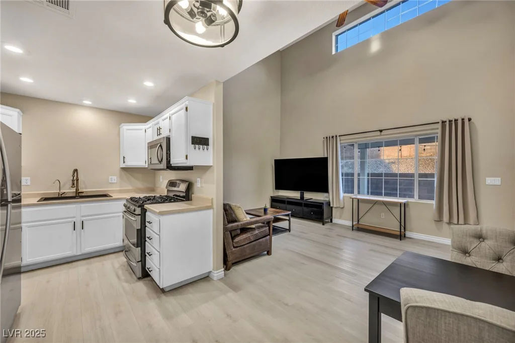 2134 William Holden, Las Vegas, NV 89142