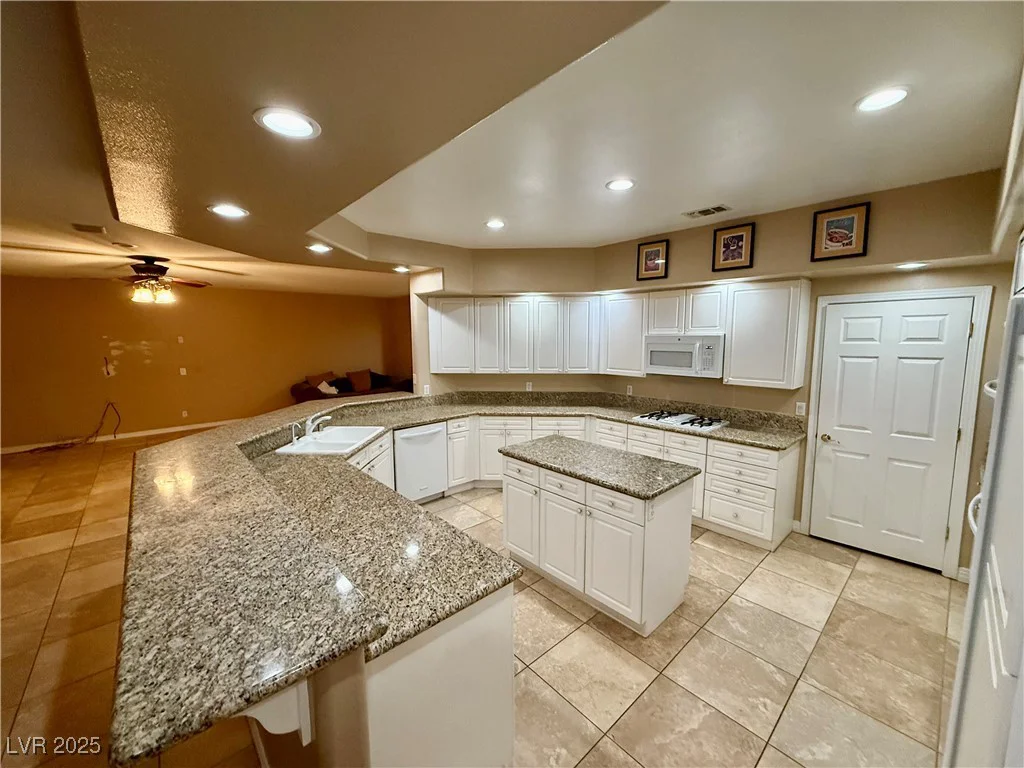 10008 Rolling Glen, Las Vegas, NV 89117
