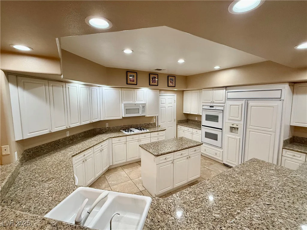 10008 Rolling Glen, Las Vegas, NV 89117