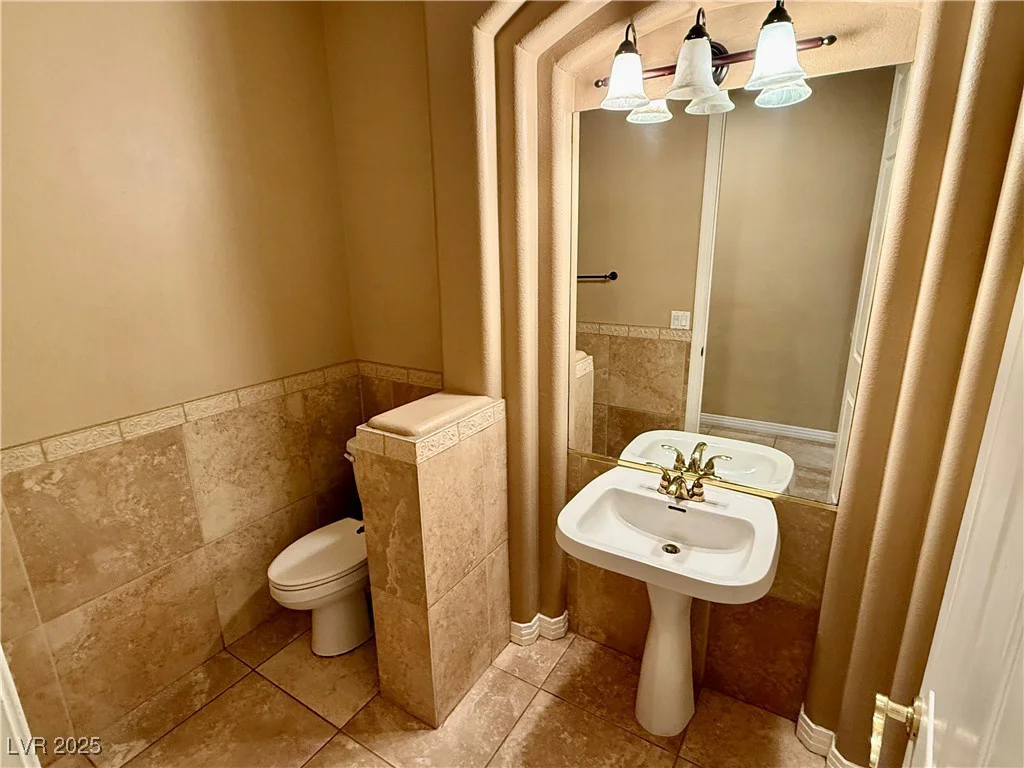 10008 Rolling Glen, Las Vegas, NV 89117