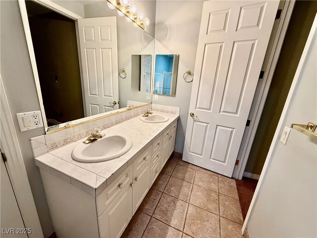 10008 Rolling Glen, Las Vegas, NV 89117