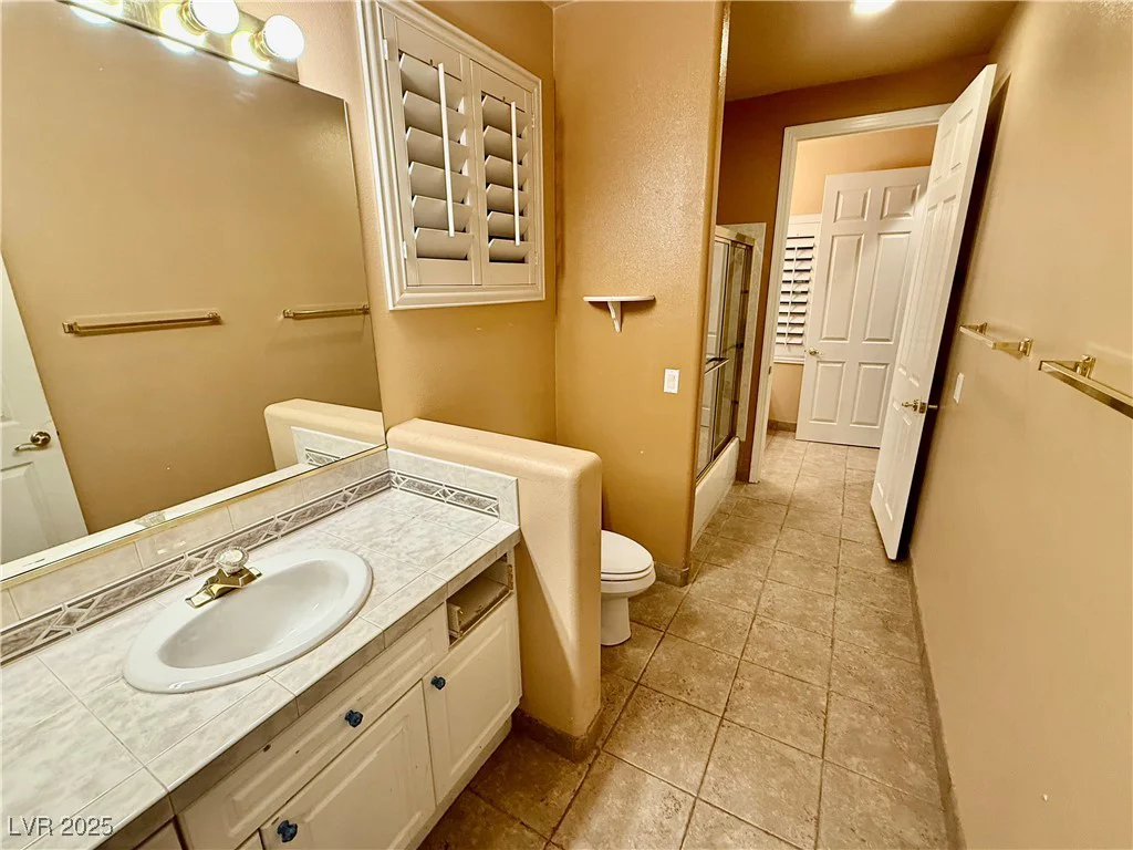 10008 Rolling Glen, Las Vegas, NV 89117