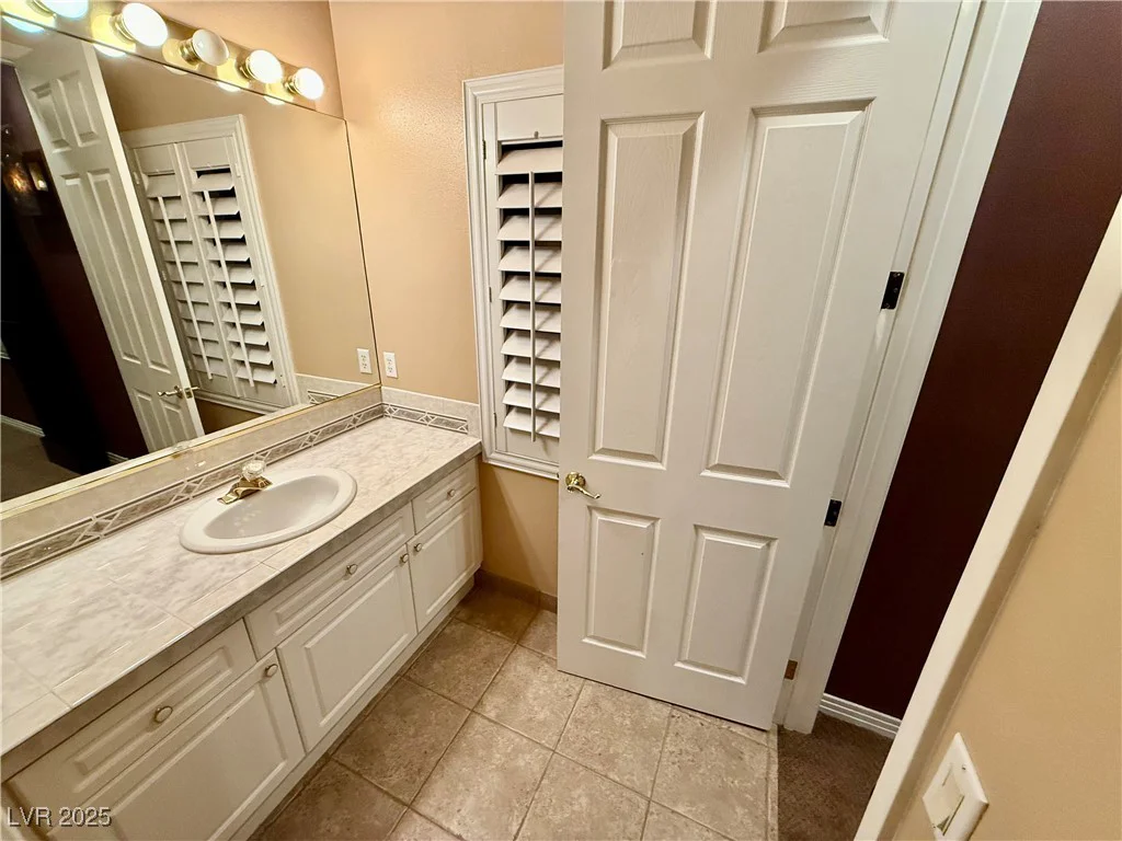 10008 Rolling Glen, Las Vegas, NV 89117