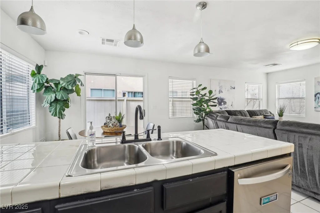 9347 Malaya Garnet, Las Vegas, NV 89148