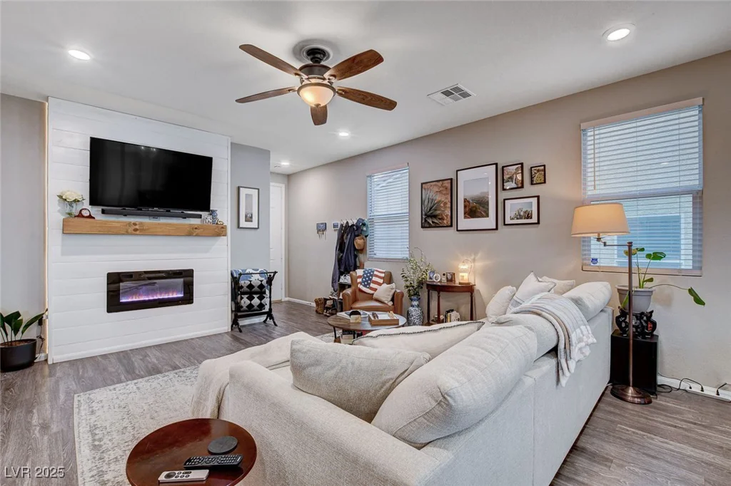 7960 Brookside Falls, Las Vegas, NV 89166