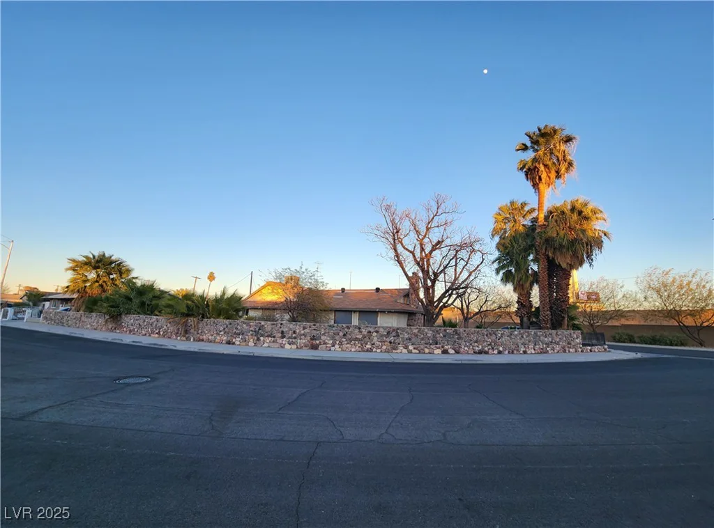 1808 Loch Lomond, Las Vegas, NV 89102