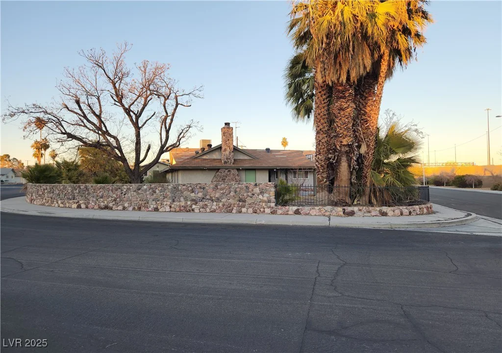 1808 Loch Lomond, Las Vegas, NV 89102