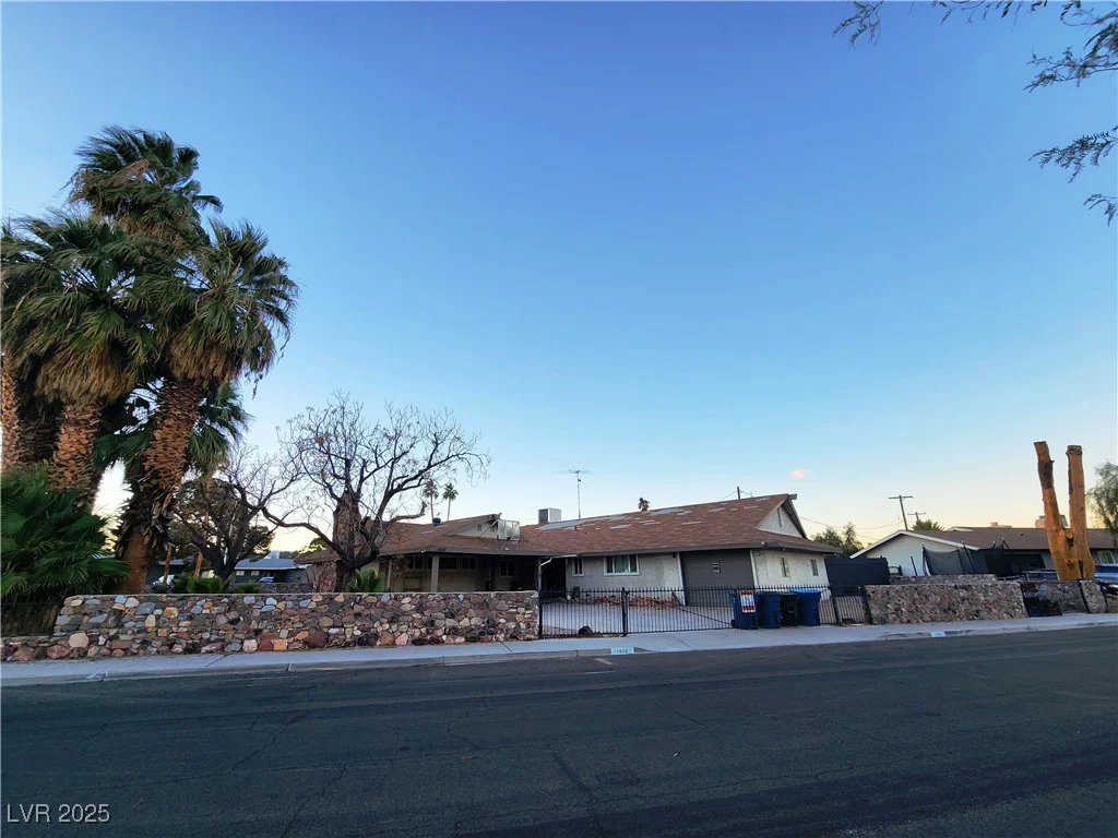 1808 Loch Lomond, Las Vegas, NV 89102