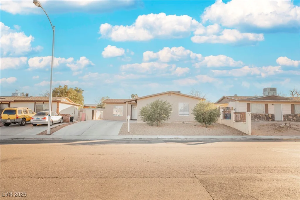 6215 Newville, Las Vegas, NV 89103