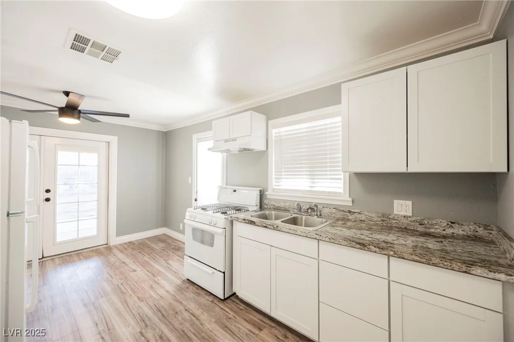 6215 Newville, Las Vegas, NV 89103