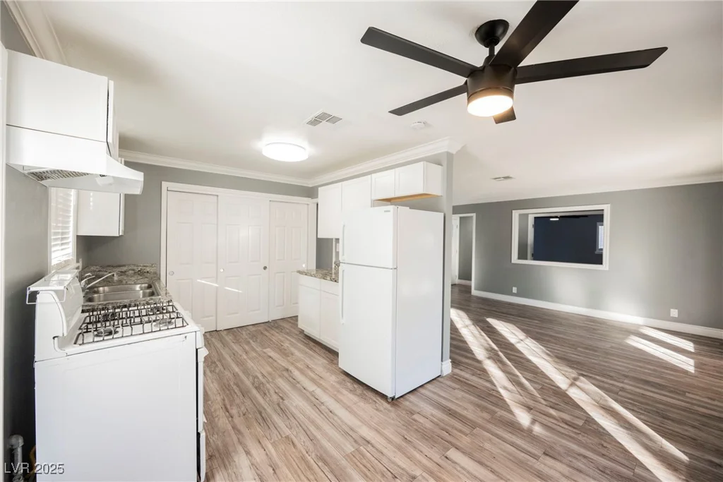 6215 Newville, Las Vegas, NV 89103