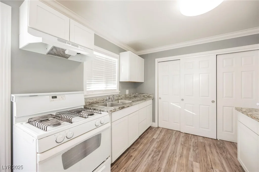 6215 Newville, Las Vegas, NV 89103