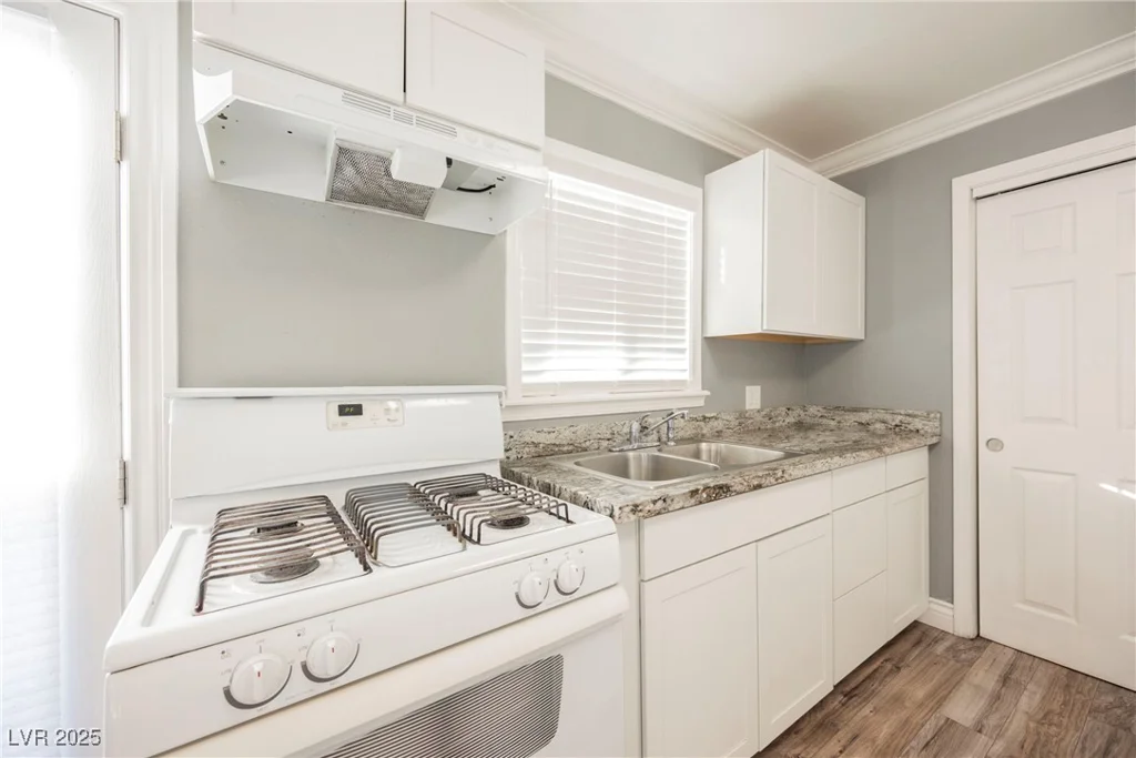 6215 Newville, Las Vegas, NV 89103