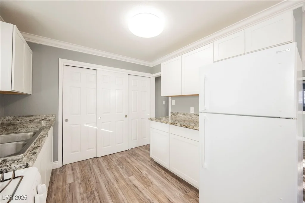 6215 Newville, Las Vegas, NV 89103