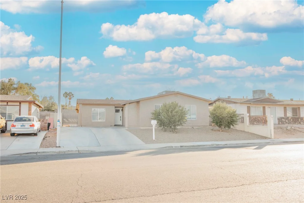 6215 Newville, Las Vegas, NV 89103