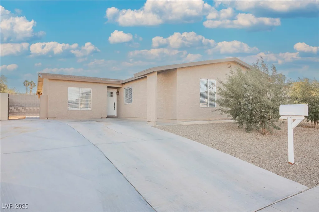 6215 Newville, Las Vegas, NV 89103