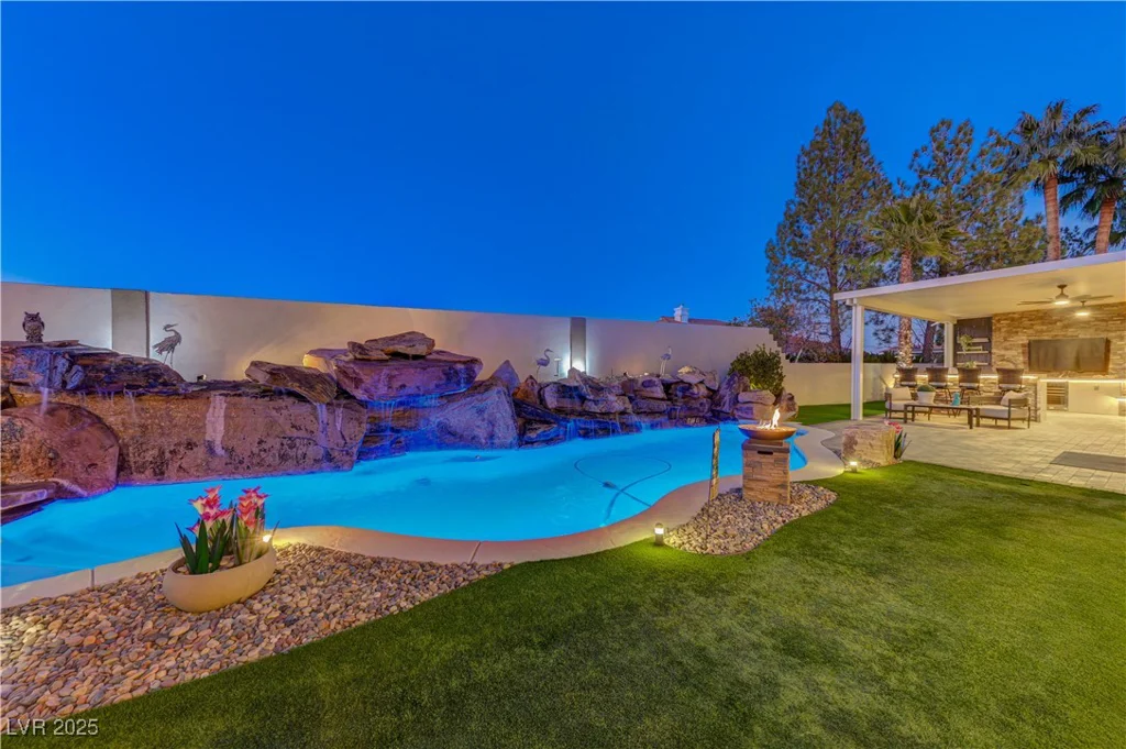 8104 Via Del Cerro, Las Vegas, NV 89117