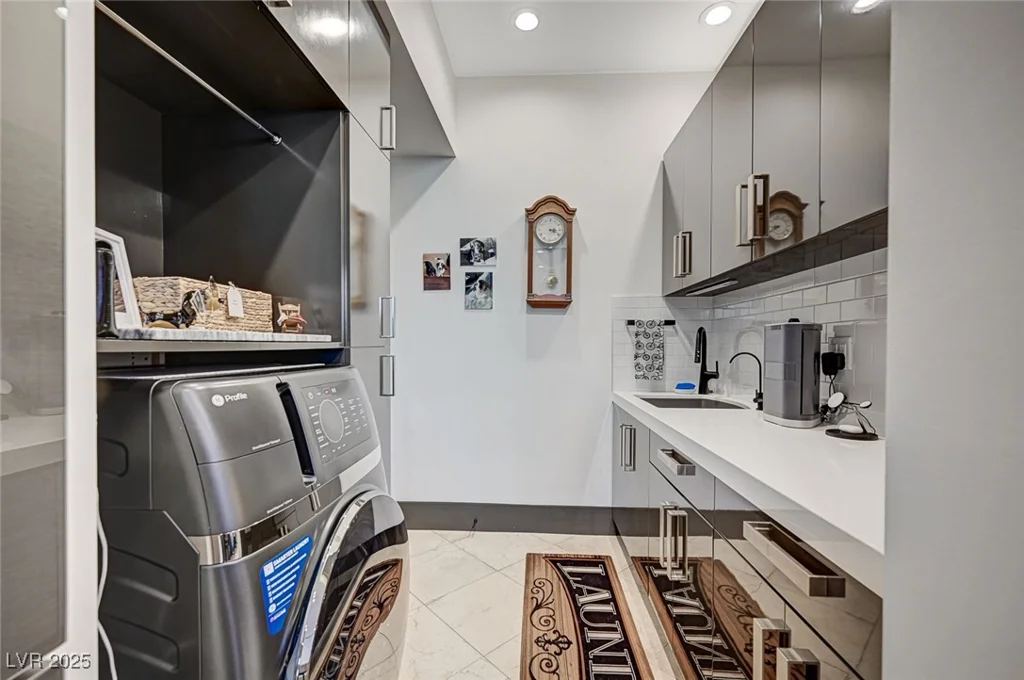 8104 Via Del Cerro, Las Vegas, NV 89117