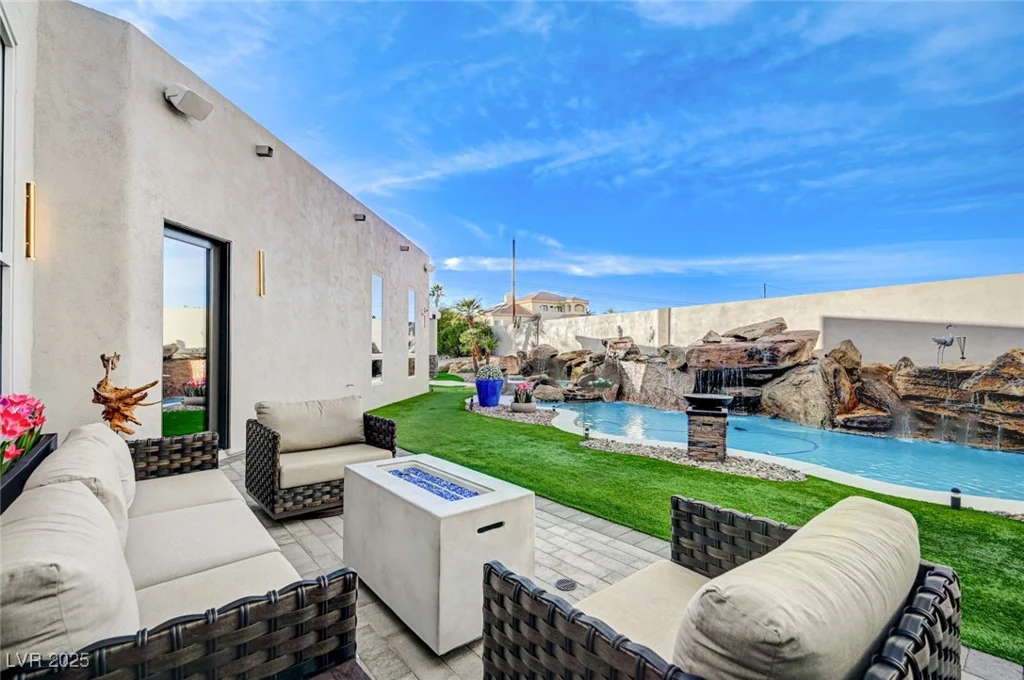 8104 Via Del Cerro, Las Vegas, NV 89117