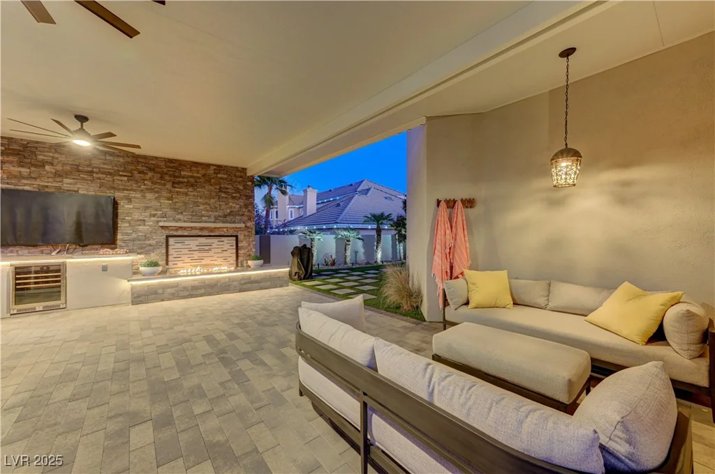8104 Via Del Cerro, Las Vegas, NV 89117