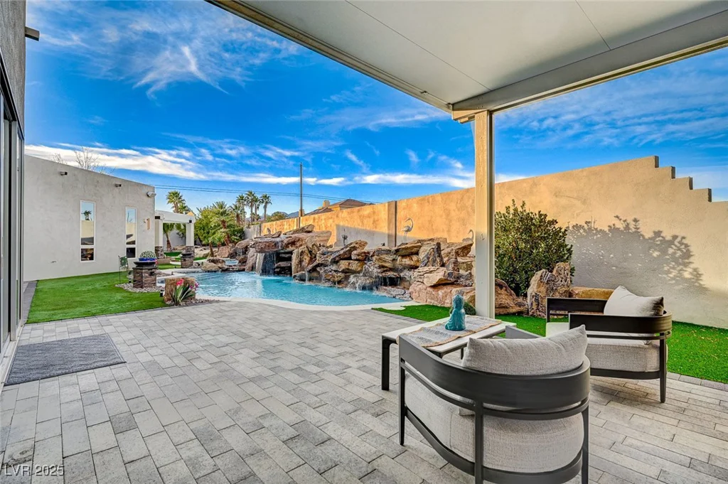8104 Via Del Cerro, Las Vegas, NV 89117