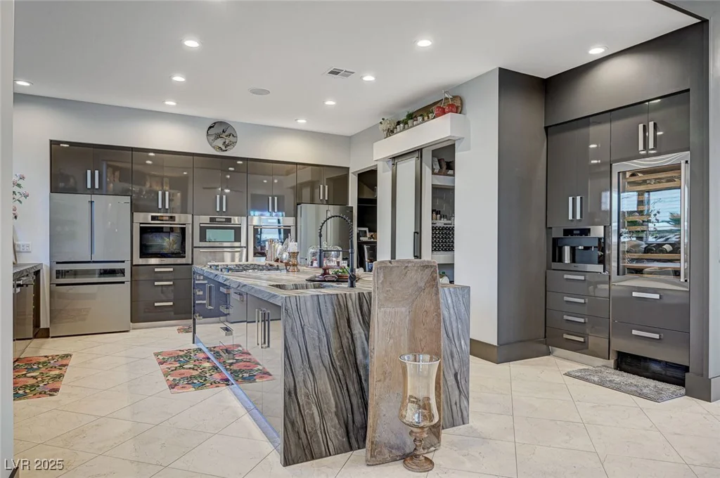 8104 Via Del Cerro, Las Vegas, NV 89117