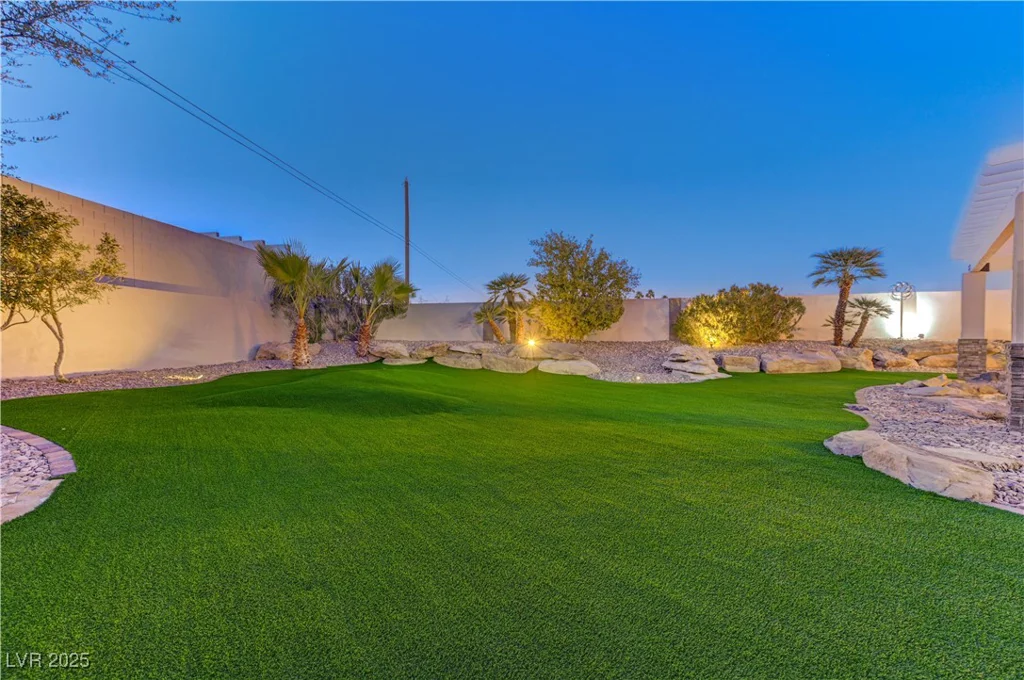 8104 Via Del Cerro, Las Vegas, NV 89117