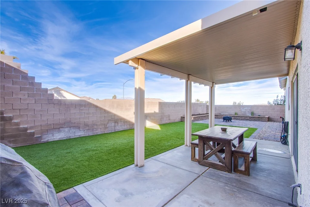 10654 Suffolk Hills, Las Vegas, NV 89129