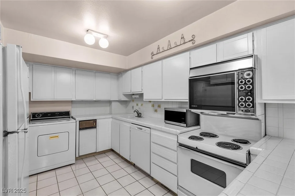 205 Harmon, Las Vegas, NV 89169