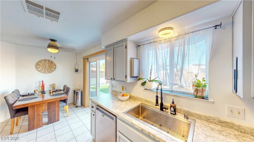 8232 Carmen, Las Vegas, NV 89128