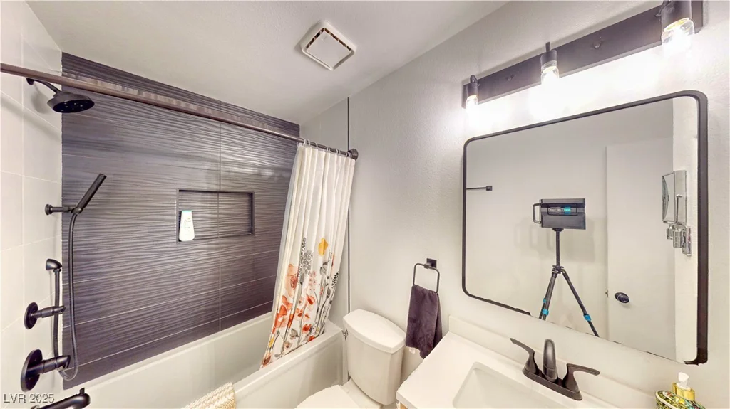 8232 Carmen, Las Vegas, NV 89128