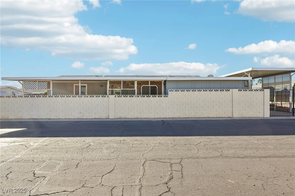 2949 Gavilan, Las Vegas, NV 89122