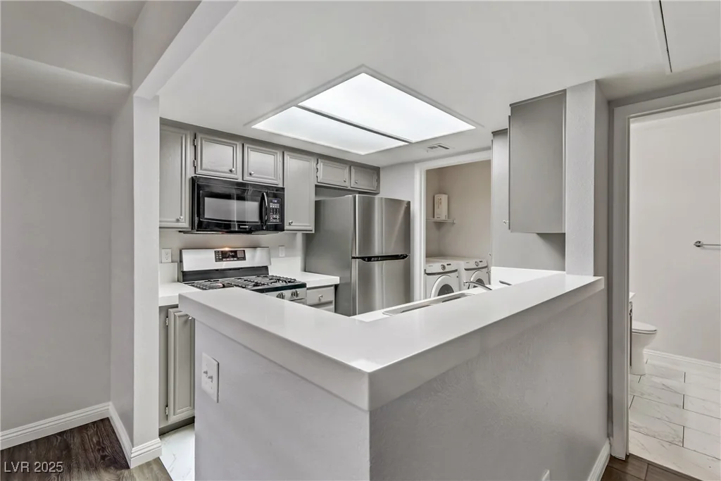 1900 High Valley, Las Vegas, NV 89128