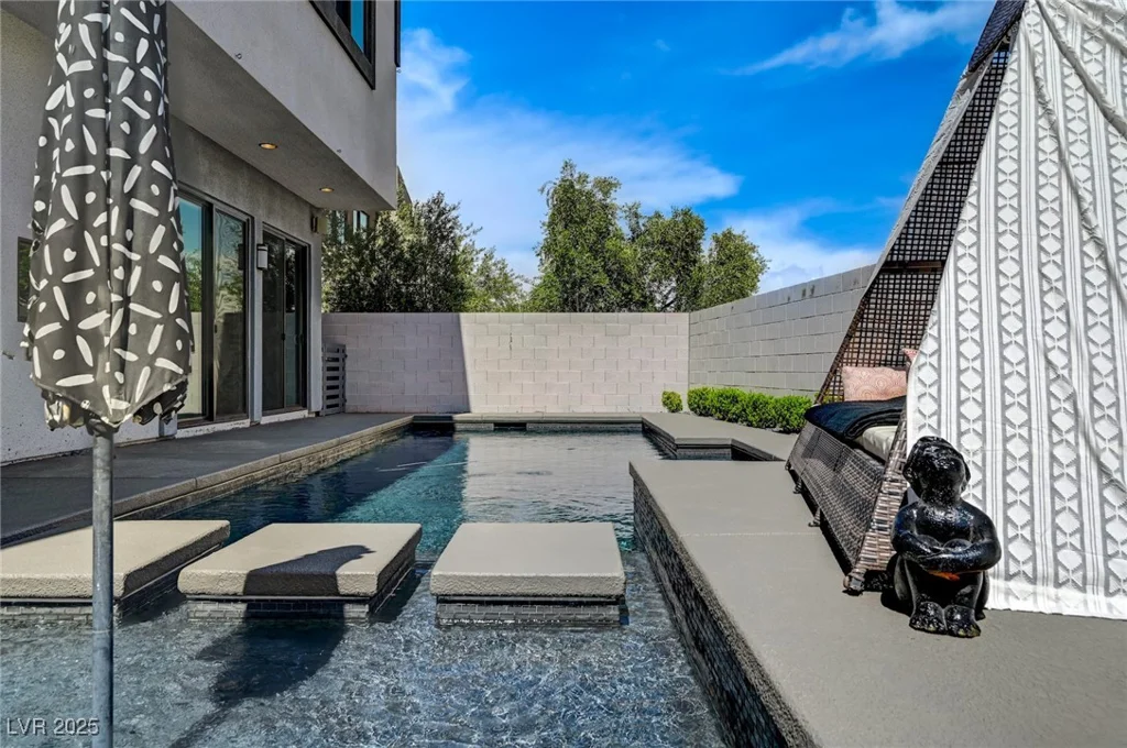 232 Errogie, Henderson, NV 89012