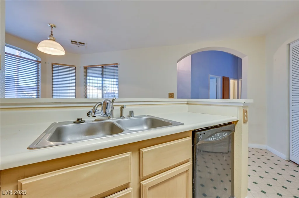 6617 Old Newbury, Las Vegas, NV 89108