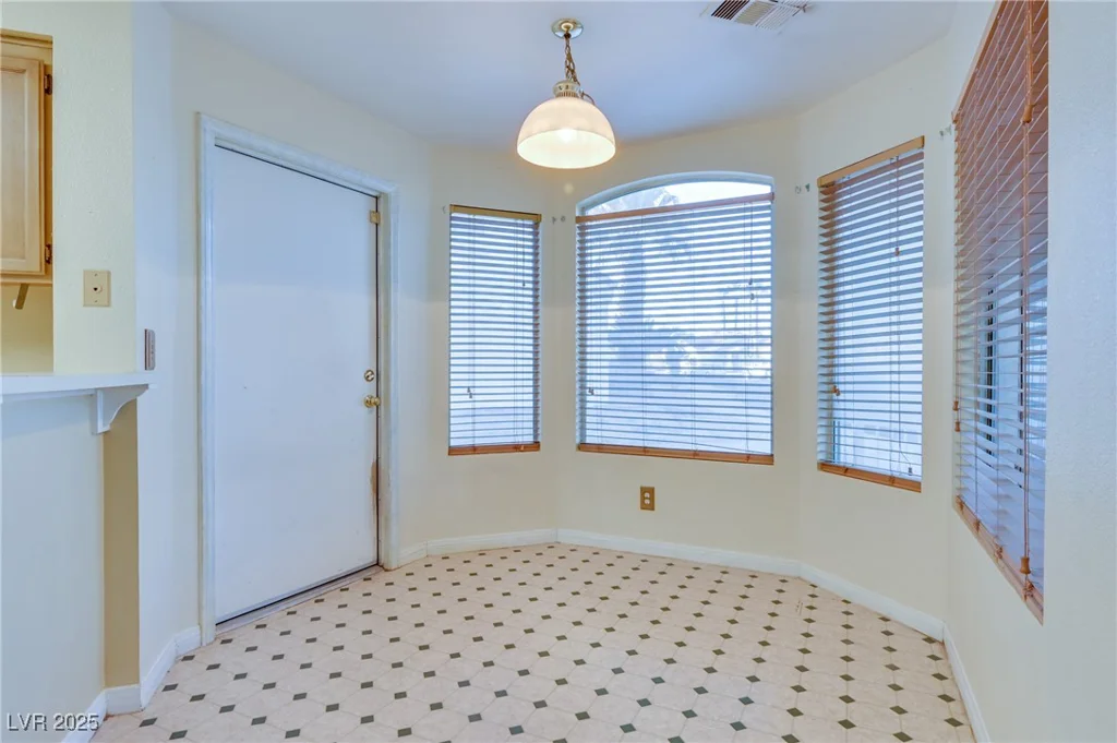 6617 Old Newbury, Las Vegas, NV 89108