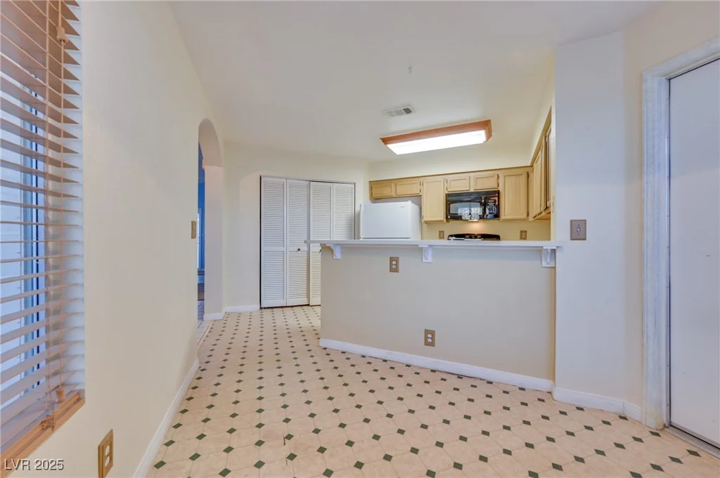 6617 Old Newbury, Las Vegas, NV 89108