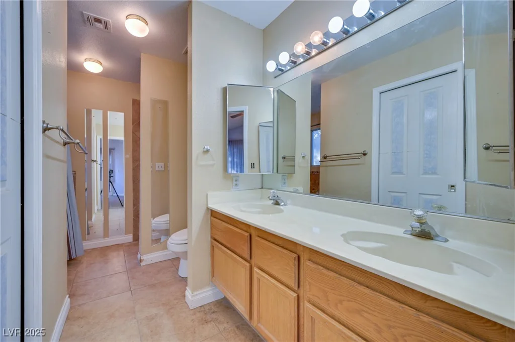 6617 Old Newbury, Las Vegas, NV 89108